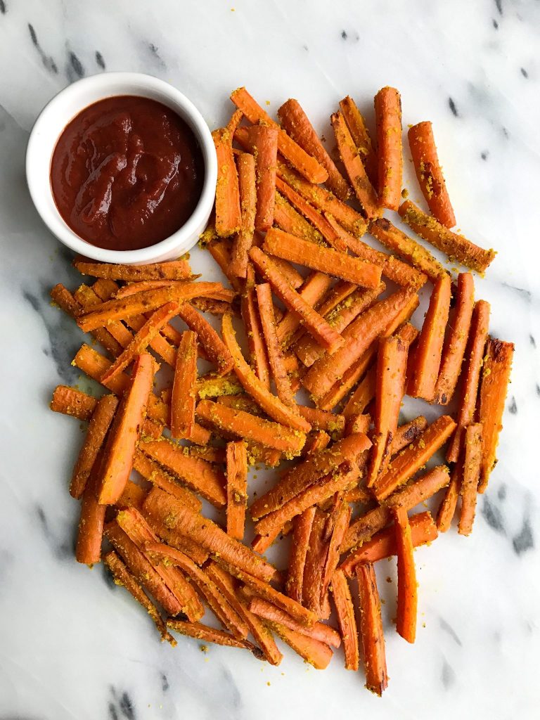 Crispy Whole30 Carrot Fries for an easy, deices and healthy veggie dish to enjoy!