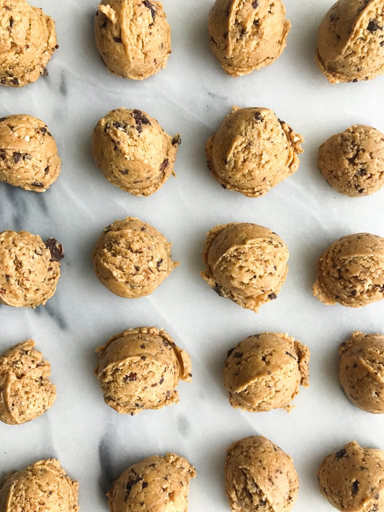 No-Bake Cacao Chip Peanut Butter Fudge Cookie Balls with no added sugar!