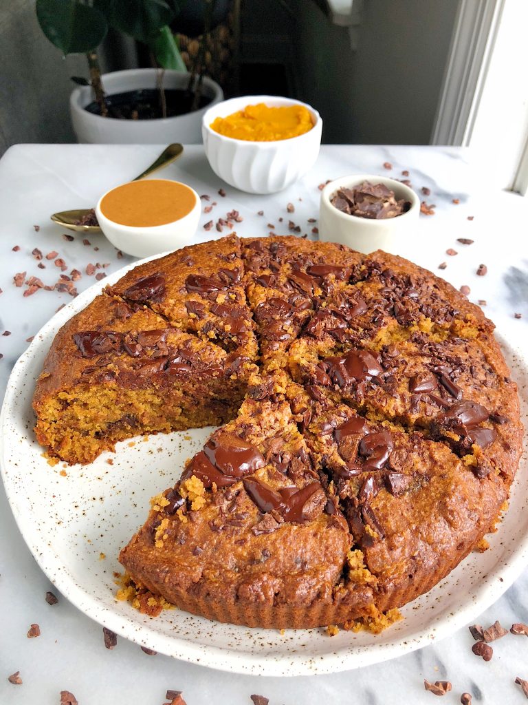 Paleo Pumpkin Chocolate Chunk Cookie Cake made with gluten-free ingredients for a naturally sweetened, dreamy pumpkin cookie recipe!
