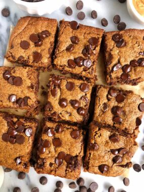 Peanut Butter Chocolate Chip Cookie Bars made with gluten-free, grain-free and vegan ingredients for a delicious dessert ready in 20 minutes!