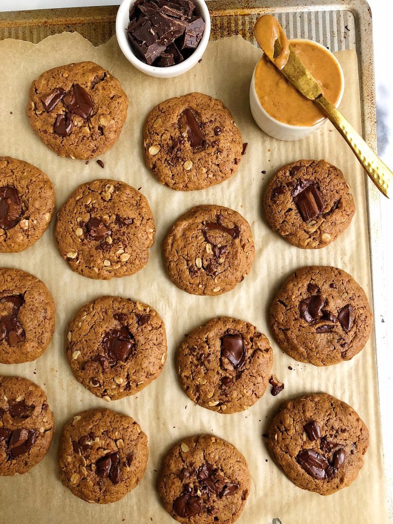 The Easiest Chocolate Chunk Oatmeal Cookies made with all gluten-free, egg-free and dairy-free ingredients for a quick and easy healthy oatmeal cookie recipe!