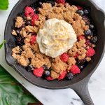 5-ingredient Healthy Berry Crumble made with all vegan, paleo and gluten-free ingredients in my air fryer!