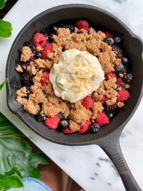 5-ingredient Healthy Berry Crumble made with all vegan, paleo and gluten-free ingredients in my air fryer!