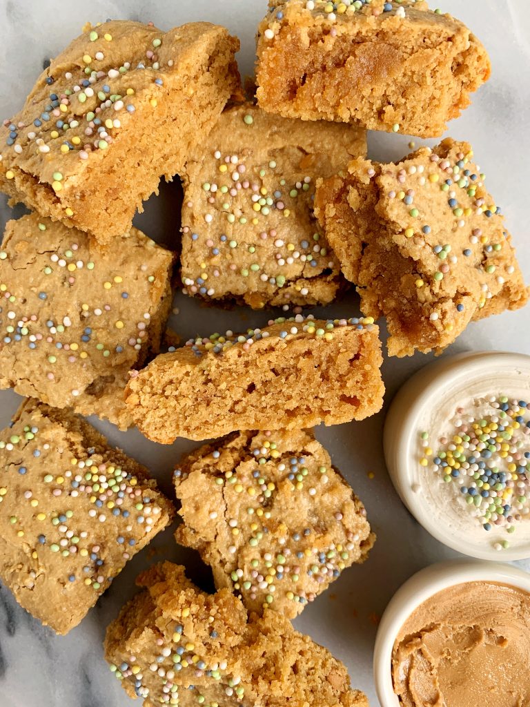 5-ingredient Cake Batter Blondies made with all gluten-free, grain-free and dairy-free ingredients for an easy and healthy paleo funfetti blondie!