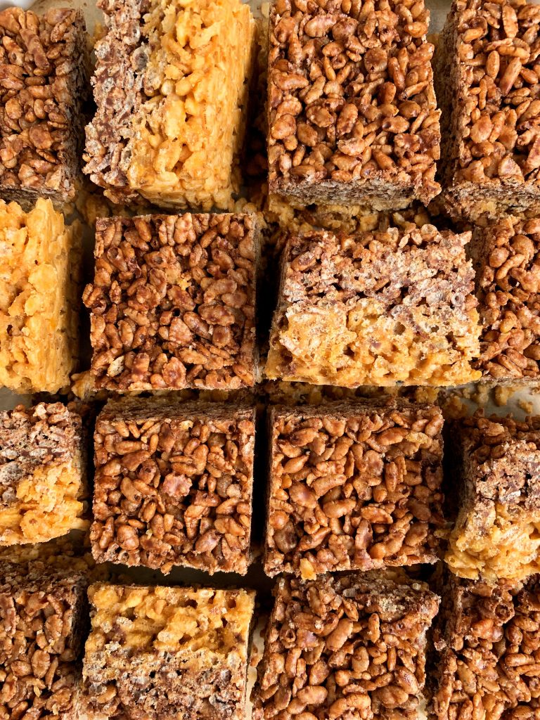 Peanut Butter Cup Pumpkin Rice Crispy Treats made with no marshmallows! An easy and healthy rice crispy treat recipe with a fun fall twist.