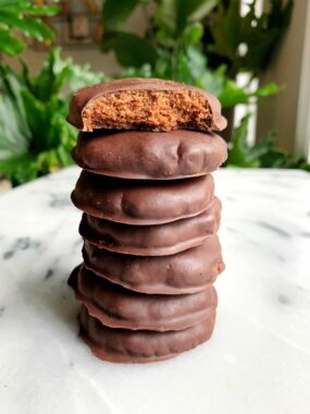 Healthy Copycat Thin Mint Cookies made with all paleo and vegan ingredients for an easy homemade recipe for your favorite girl scout cookie!