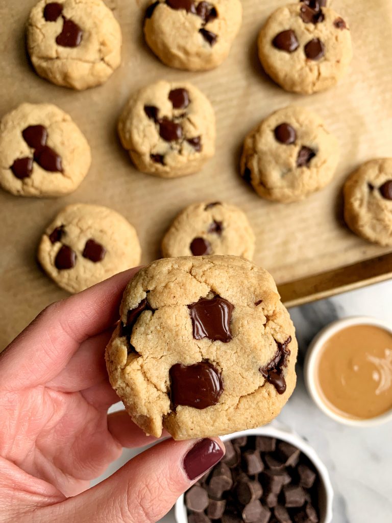 Almond Flour Chocolate Chip Cookies made with all paleo and vegan ingredients. An easy and healthy chocolate chip cookie ready in 15 minutes.