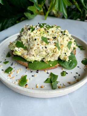 Sharing this insane Everything Bagel Chicken Salad that is Whole30-friendly and takes just 5 minutes to whip up for an easy lunch or dinner recipe!