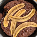 Healthy Blackout Banana Bread Skillet made with all vegan and paleo ingredients like almond flour, coconut sugar and coconut oil. Such a delicious and healthy banana bread dessert recipe. 