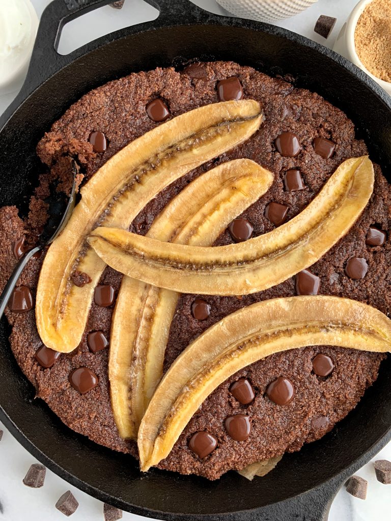 Healthy Blackout Banana Bread Skillet made with all vegan and paleo ingredients like almond flour, coconut sugar and coconut oil. Such a delicious and healthy banana bread dessert recipe. 