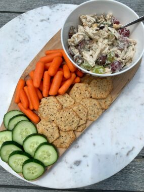 The easiest meal to whip up, this No-Mayo Chicken Waldorf Salad! Made with all healthy ingredients and ready in 5 minutes.