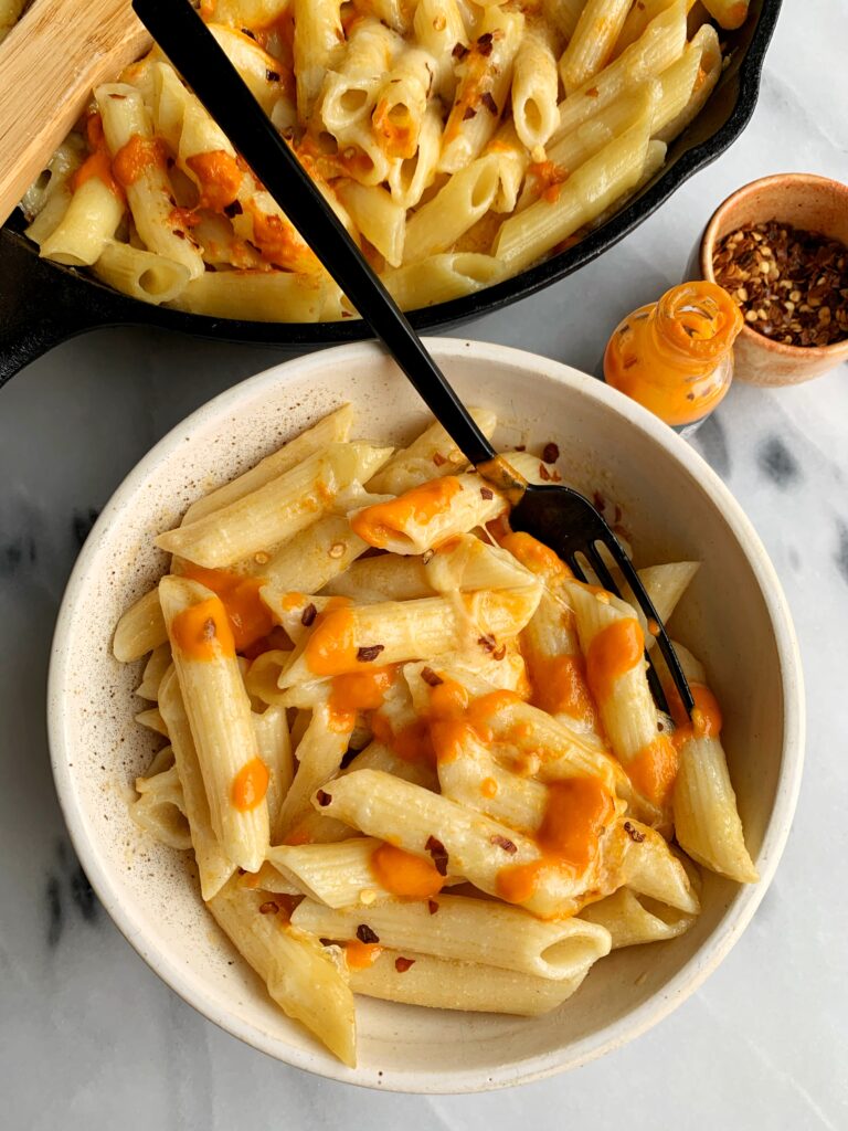 Gluten-free Buffalo Mac and Cheese made with only 6 ingredients for an easy and healthier spin on mac and cheese. Oh and a little kick thanks to buffalo sauce - so delicious and tasty!