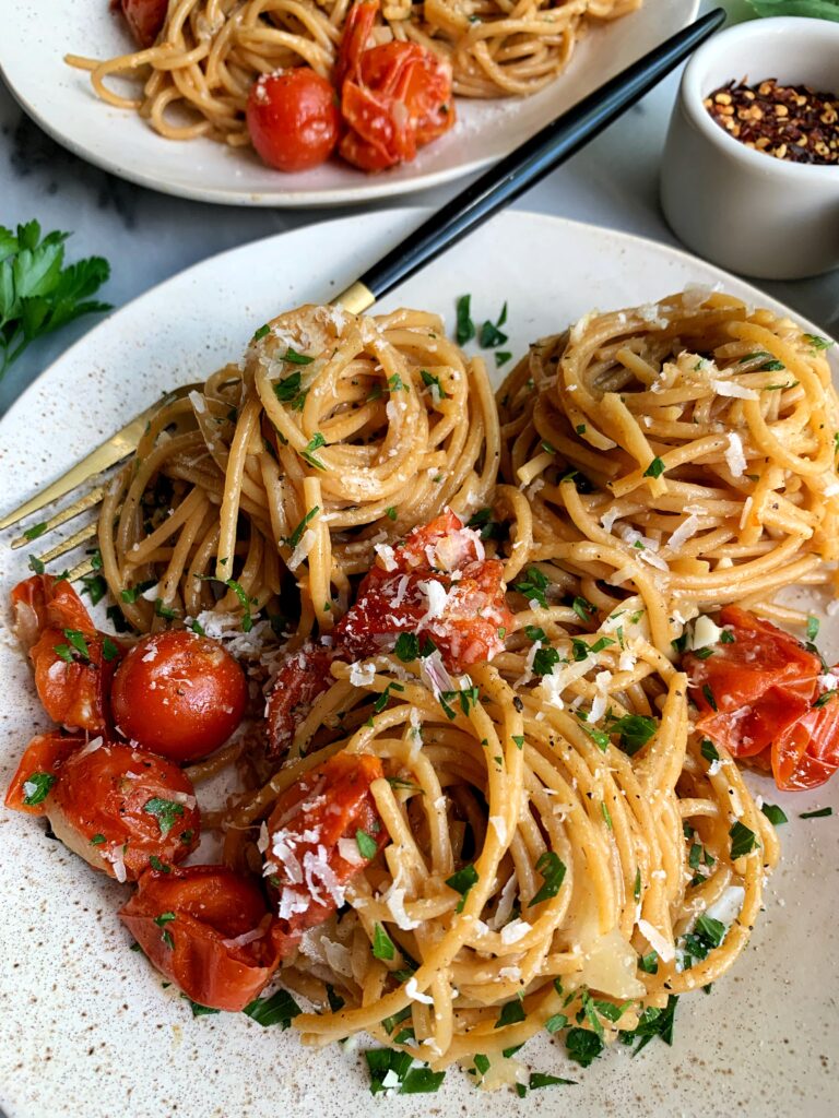 The Easiest One Pot Pasta Recipe to make. This is seriously fool proof guys! One of the best ever simple and healthy weeknight dinner recipes that cooks in just one pot aka no mess!