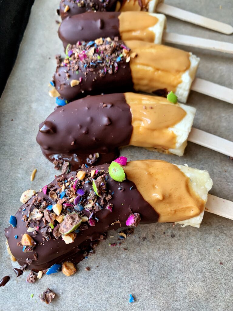 These Chocolate Peanut Butter Frozen Banana Pops are the best summer dessert EVER! Such an easy and delicious banana pop recipe that only takes 4 ingredients! 