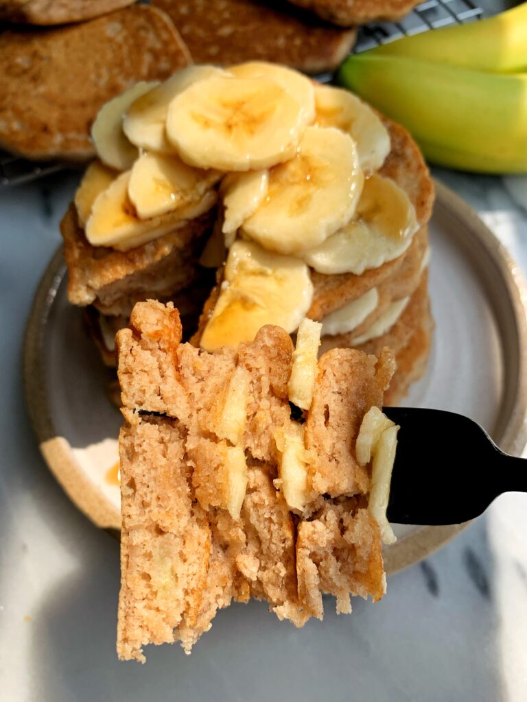 The Best Vegan Banana Pancakes! Made with just 6 ingredients, these are a healthier and delicious homemade fluffy pancake recipe that has no added sugars (perfect for kids too!)