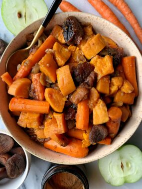 This healthy Sweet and Hot Honey Sweet Potato Carrot Bake is the ultimate side dish to make. Sweetened with some apples and dried apricots with a little extra flavor from broth, shallots, garlic and spices!