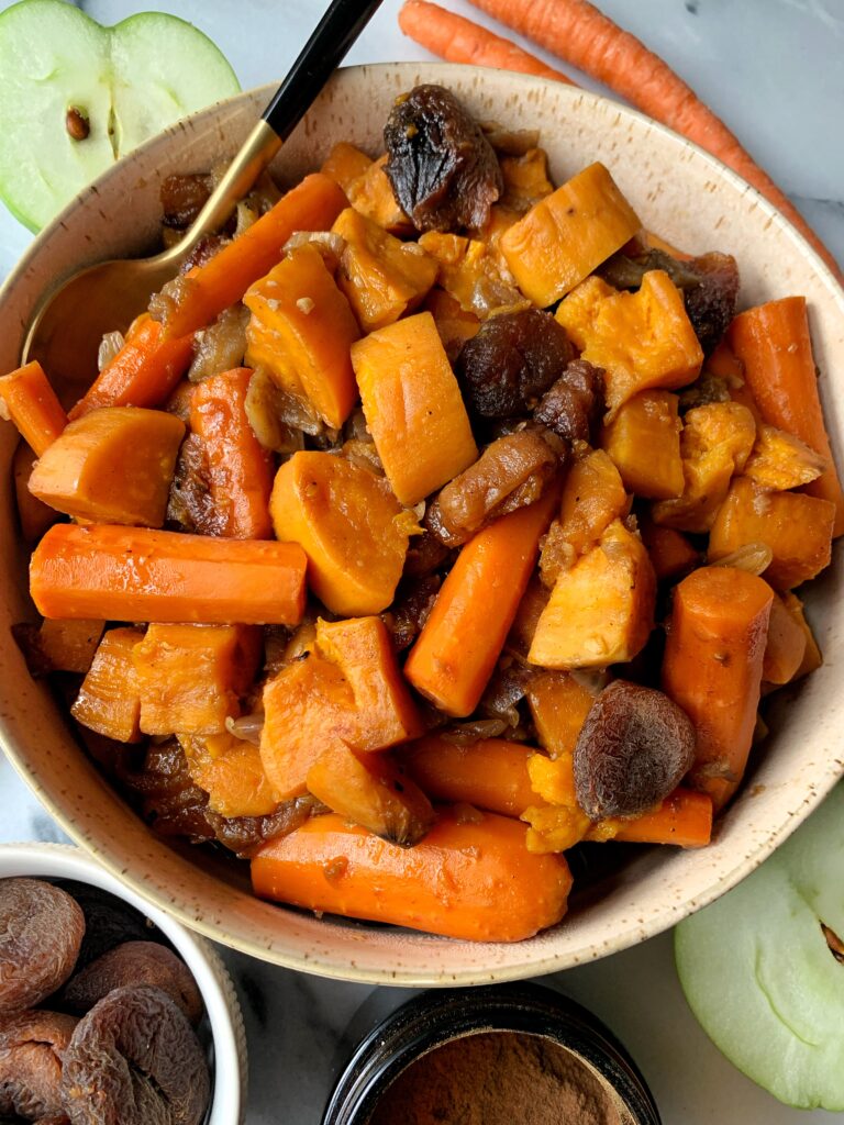 This healthy Sweet and Hot Honey Sweet Potato Carrot Bake is the ultimate side dish to make. Sweetened with some apples and dried apricots with a little extra flavor from broth, shallots, garlic and spices!