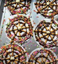 Halloween Pretzel Treats – Chocolate Spiderwebs