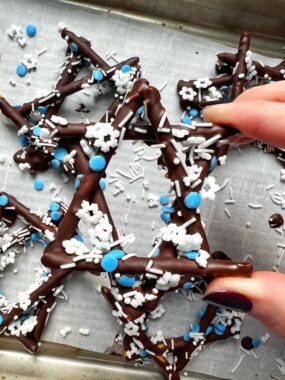 These Hanukkah Chocolate Pretzels are an easy and fun and healthy snack idea to make for Hanukkah! Turn pretzel sticks and chocolate into the Star of David with some festive sprinkles on top. 