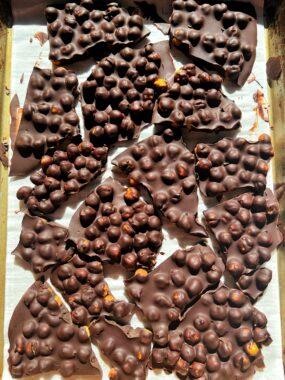 This Dark Chocolate Chickpea Bark is made with 3 ingredients and it is a great healthy, vegan and gluten-free sweet snack!