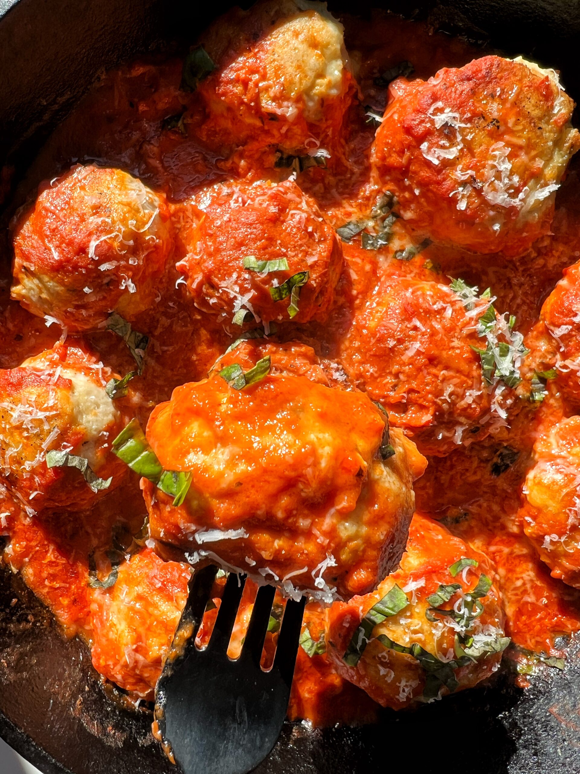 Easy Chicken Parmesan Meatballs - rachLmansfield