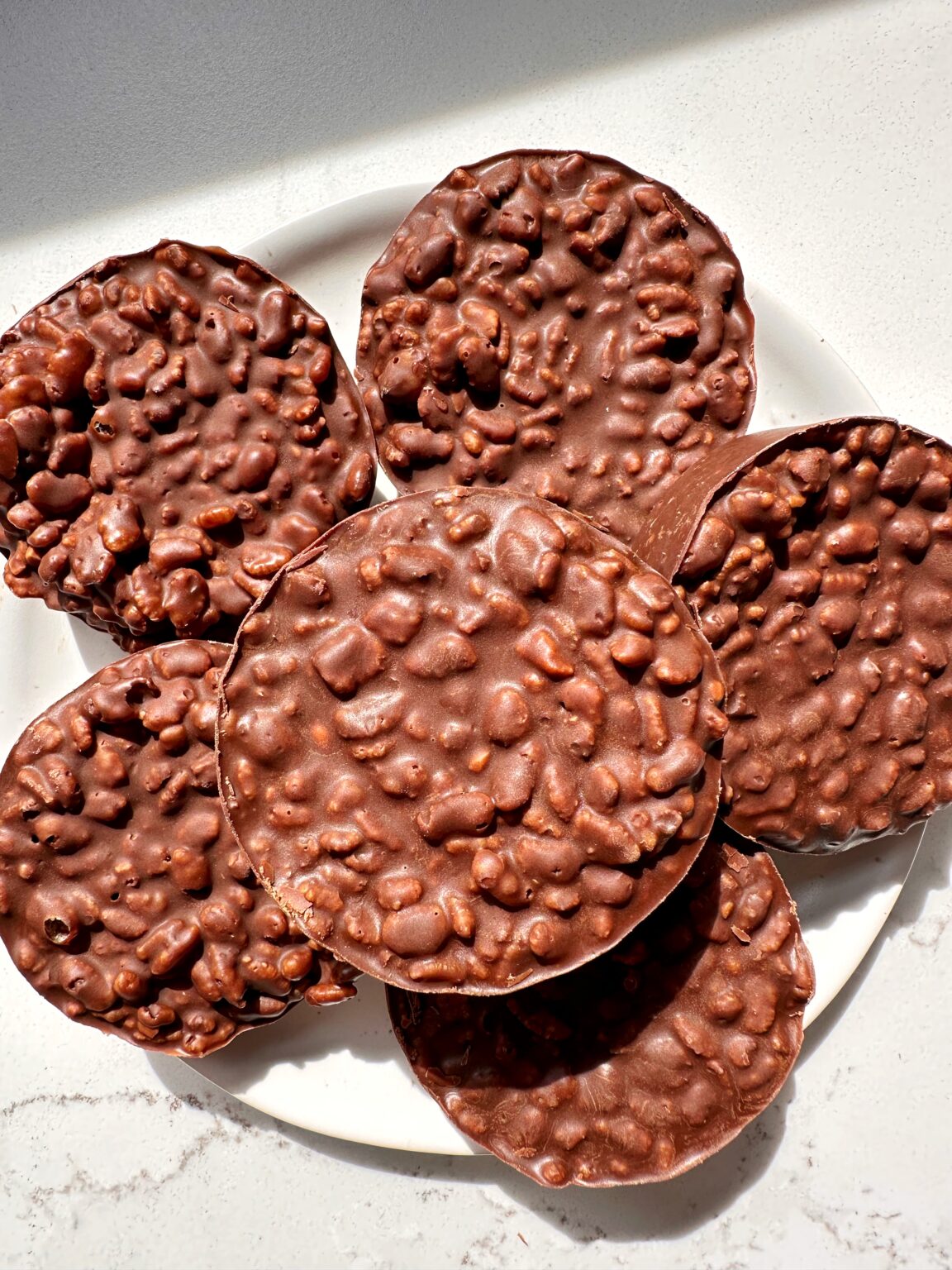 Peanut Butter Crispy Cups – a no-bake treat with a crispy rice base and creamy peanut butter chocolate topping