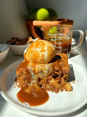 sticky toffee apple cake