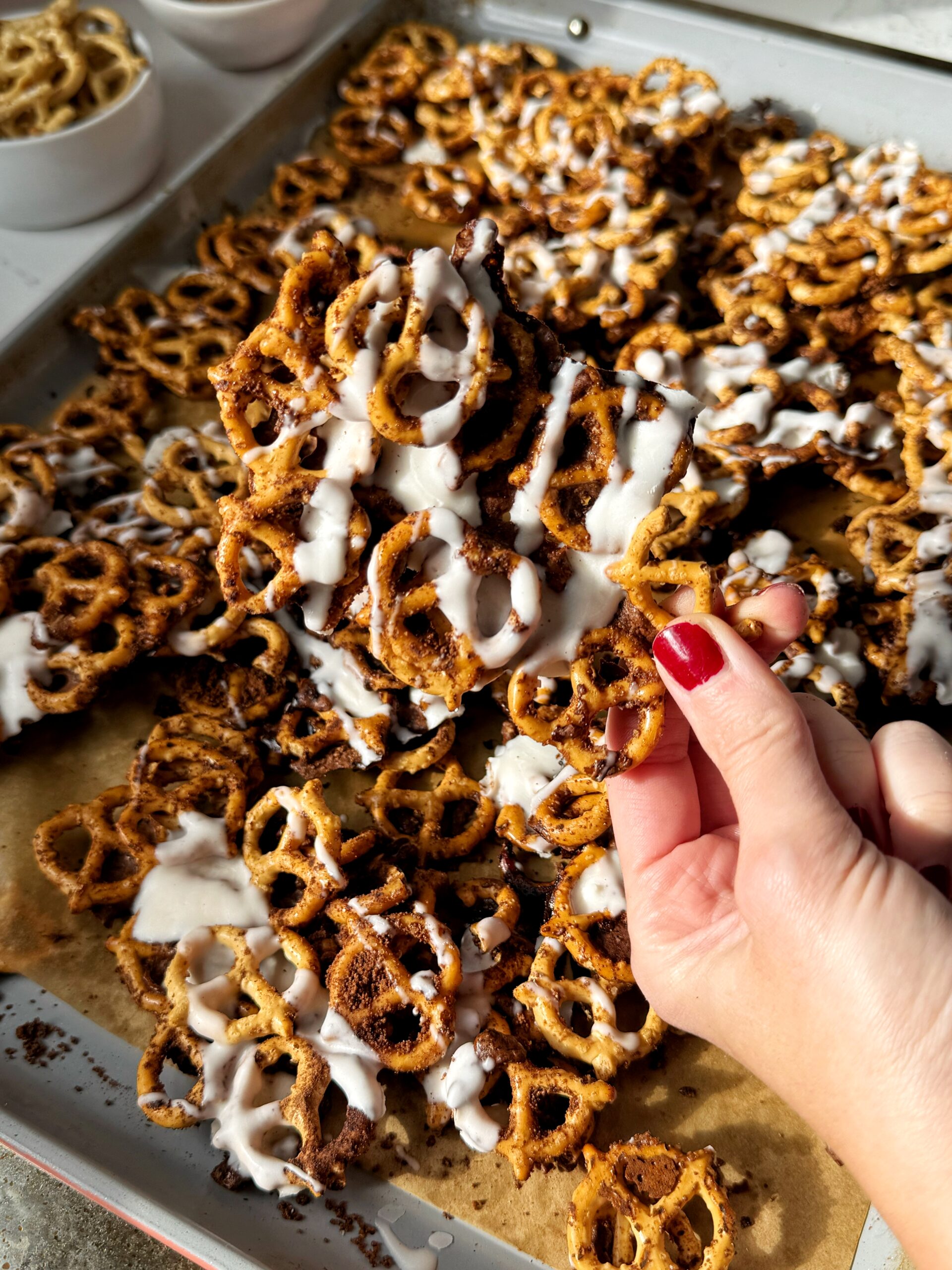 Cinnamon Sugar Pretzel Bark (4-ingredients) - rachLmansfield