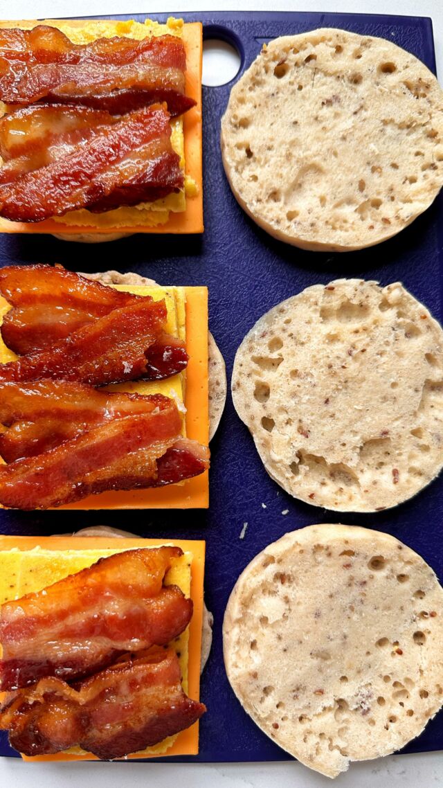 FREEZER BREAKFAST SANDWICHES! dedicate 20 minutes of your day to prepping these make-ahead bacon, egg and cheese sammies🥓🍳🍞🧀the ultimate food prep and recipe to keep in your freezer and shockingly easy to make👌🏻just 10 minutes of actual effort in involved

i love that you can reheat these in either the microwave or the oven and they make for a grab and go breakfast that packs in protein and makes mornings 100x easier💯*SAVE* this recipe to try and tag your friends who would love to have these sandwiches too!

INGREDIENTS:
gluten-free english muffins (or sub regular)
eggs
milk
sea salt and black pepper
cheese 
bacon

LINK TO FULL TUTORIAL IS IN MY BIO: https://rachlmansfield.com/gluten-free-freezer-breakfast-sandwiches/
.
.
.
#rachleats #breakfastfood #breakfastideas #baconeggandcheese #bacon #breakfastsandwich #glutenfree #glutenfreerecipes #foodprep #mealprep
