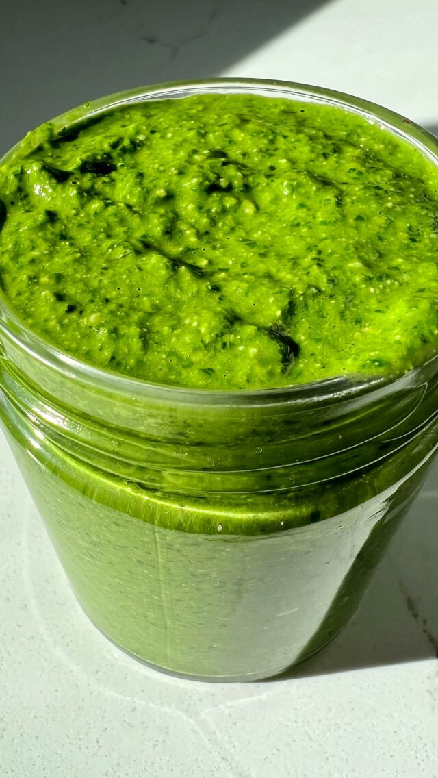 COPYCAT TRADER JOE’S VEGAN KALE PESTO! we *always* have a batch of this on hand. whether it’s in our fridge or freezer. i love adding it to pastas, pizzas, eggs, quesadillas - you name it👌🏻it’s my copycat version of the trader joe’s ones. make it at home for a fraction of the cost and i love that you can freeze it for a couple of months and really use what you have on hand to make it.

*SAVE* this recipe to try soon and even though it’s the forbidden color green💚my kids love this too. such an easy way to get some greens into their diet😎comment “PESTO” below and i’ll DM you the full recipe instructions!

INGREDIENTS:
1.5 cups packed fresh basil (remove stems!)
2.5 cups packed kale
3 tablespoons raw cashews (or you can use pine nuts or walnuts if you don’t like/have cashews)
3 large garlic cloves (peeled)
juice from 1 lemon
1/4 teaspoon each sea salt + black pepper
1/4 cup extra virgin olive oil
2 tablespoons water

COMMENT “PESTO” below and i’ll message you directly with full instructions and tips on making this🙌🏻
.
.
.
#rachleats #kalepesto #traderjoes #pesto #pestopasta #veganfood #veganrecipes #glutenfree #glutenfreerecipes #healthylifestyle #healthyfood #healthyrecipes