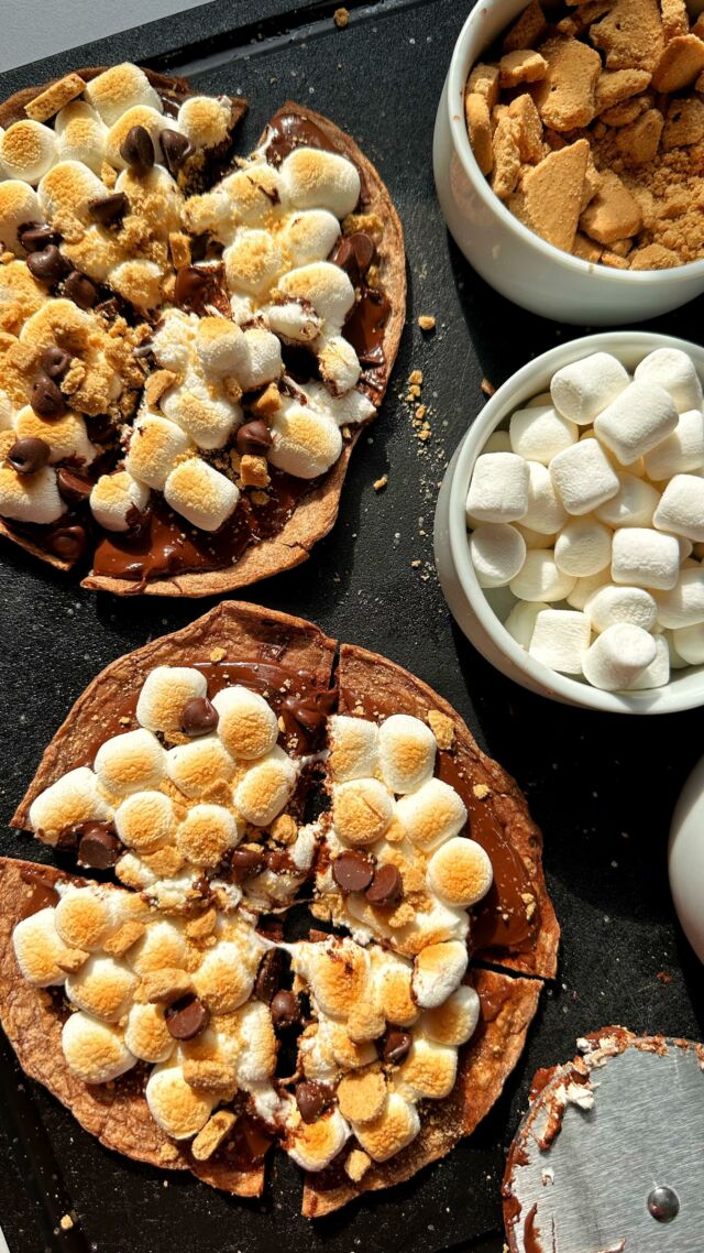 oh my gosshhh S’MORES PIZZA! if you love s’mores, you will love this 5 minute dessert “pizza” idea. my kids and i have been making these for a sweet snack and we are obsessed. you only need 4 ingredients to make it and these are one of the more simple yet protein-packed desserts to make and perfect for fueling the busy holiday season👌🏻

*SAVE* this recipe to try soon☺️ i love using @egglifefoods egglife egg white wraps (the sweet cinnamon flavor is so good) as the base which adds 5g protein to this sweet snack too #egglifepartner 

INGREDIENTS:
egglife egg white wrap (sweet cinnamon or original)
chocolate chips
mini marshmallows
crushed up graham crackers

HOW TO:
1. preheat oven to 350 degrees and grease the wrap with spray
2. add to oven for 8 minutes or until it starts to golden a bit
3. remove from oven and add chocolate chips on top and smear with a knife (the chocolate will melt!)
4. add mini marshmallows on top and add to oven to broil for a minute or so for marshmallows to golden to your liking
5. sprinkle crushed up graham crackers across and enjoy!
.
.
.
#rachleats #smores #smorespizza #glutenfreefood #glutenfreerecipes #dessertlover #dessertideas #easyrecipes