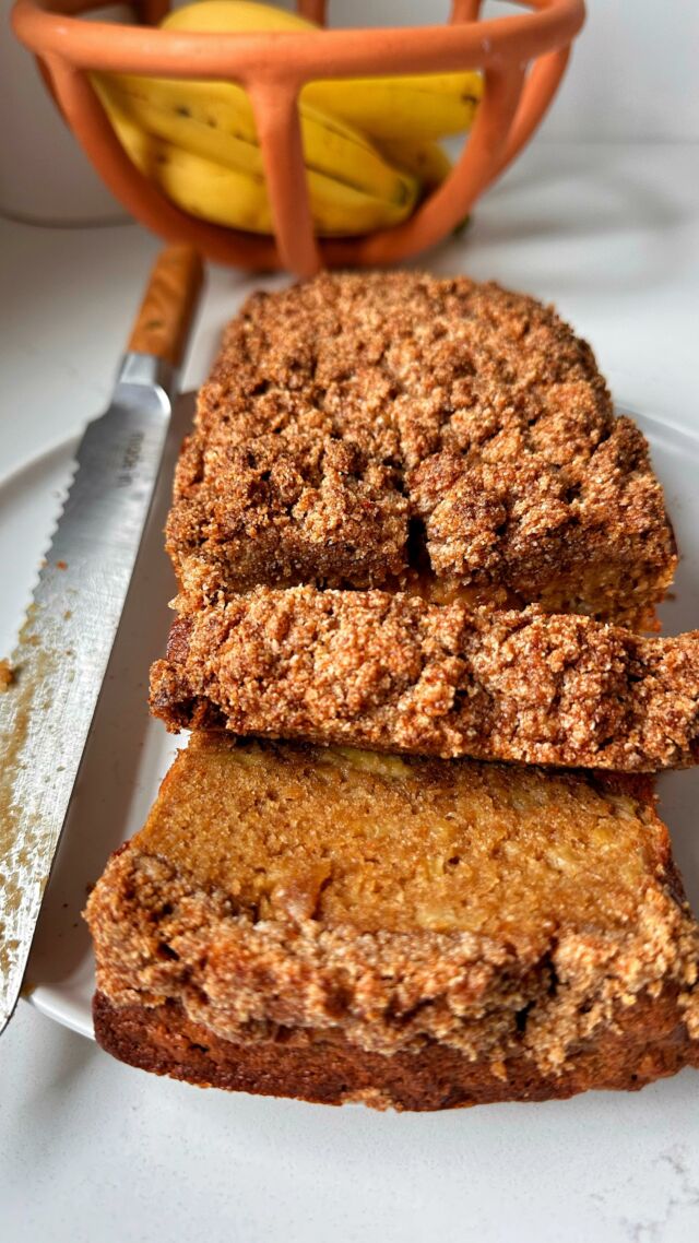 @rachlmansfield 💫CINNAMON STREUSEL BANANA COFFEE CAKE!🍌thisssss is the loaf i personally love to make this when i have a few ripe bananas on hand and want something for a sweet snack that’s also like dessert and is also good with breakfast😆this recipe is gluten-free, dairy-free and has no refined sugar!! it is a must make if you love banana bread and coffee cake but want something healthier!

*SAVE* this recipe to try soon and comment “BANANA” and i’ll message you how to make it. it’s been a top recipe on my website now for years - i hope you love it too⭐️⭐️⭐️⭐️⭐️

INGREDIENTS:
bananas
eggs 
oil
vanilla extract
almond flour
tapioca flour
cinnamon
coconut sugar

COMMENT “BANANA” and i’ll DM you full recipe instructions to make this too. i hope you love it❤️
.
.
.
#rachleats #bananabread #coffeecake #glutenfree #glutenfreerecipes #glutenfreefood #healthyfood #healthyrecipes #wholefoods #easyrecipes #dairyfree #breakfastideas
