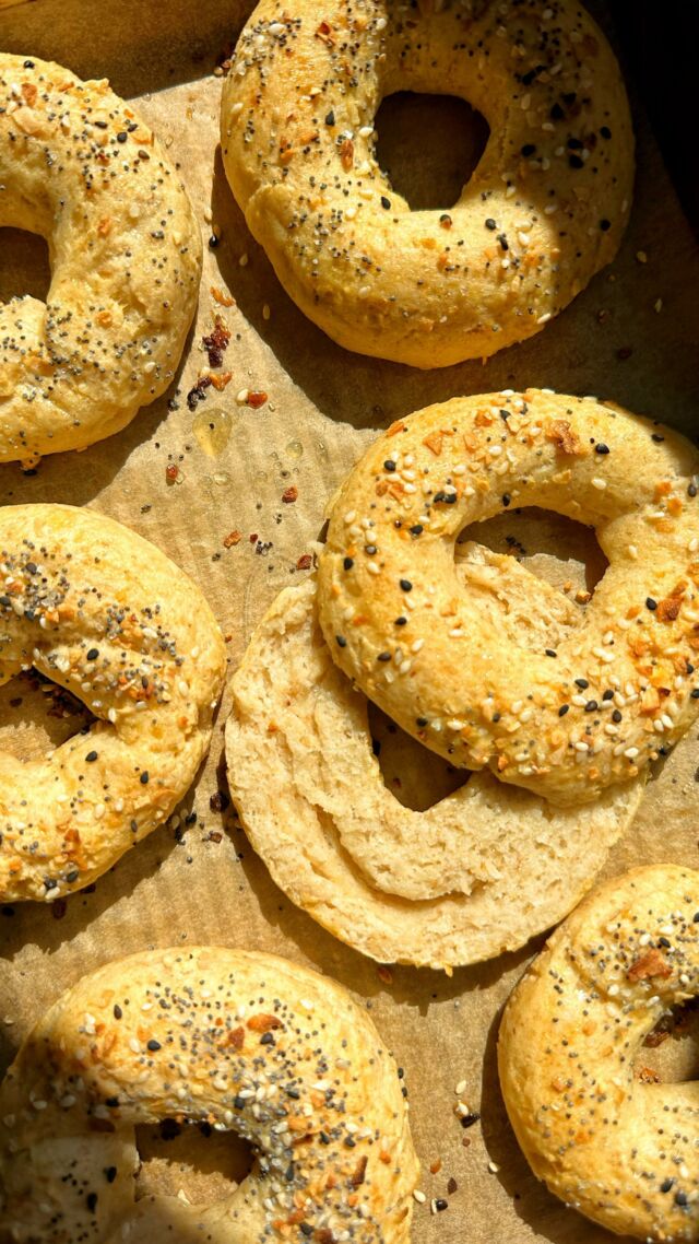 @rachlmansfield 💫HIGH-PROTEIN GLUTEN-FREE BAGELS!🥯i have made these so many times in the last few months - we are OBSESSED! they’re light, fluffy, so incredibly easy to make and they’re the perfect base for your favorite bagel toppings. i love chive cream cheese with some smoked salmon and arugula on top👌🏻

*SAVE* this recipe to try soon and comment “BAGELS” and i’ll message you how to make them. i recommend freezing a batch too so you can toast whenever the craving strikes. don’t forget to slice before you freeze!

INGREDIENTS:
gluten-free flour
ground flaxseed
greek yogurt 
cottage cheese
eggs
everything bagel seasoning

COMMENT “BAGELS” and i’ll DM you full recipe. i hope you love these too❤️
.
.
.
#rachleats #glutenfree #glutenfreerecipes #bagels #bagelrecipe #highprotein #breakfastideas #healthyeating #healthyfood #healthyrecipes #easyrecipes
