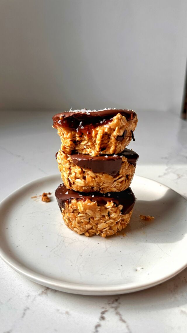@rachlmansfield 💫PB+J SNACK CUPS! if you love peanut butter and jelly and you love chocolate.. these are for you!!!! my latest obsession for a sweet snack. usually post lunch when i need something to satisfy my sweet tooth🤭these are made with just 6 ingredients and they’re gluten-free, vegan and have no refined sugar (depending on the jam/chocolates you use). don’t skip the flakey sea salt on top either. it is a must!!

*SAVE* this recipe to try soon and comment “CUPS” and i’ll message you to make these. i like to keep them in the freezer to have on hand whenever i want something sweet but you can keep them in the fridge too if you prefer💯

INGREDIENTS:
peanut butter 
oatmeal
maple syrup
almond flour 
jam (i use my 2 ingredient recipe or you can use store-bought)
chocolate chips

COMMENT “CUPS” and i’ll DM you how to make these. i hope you love them too❤️
.
.
.
#rachleats #glutenfree #glutenfreerecipes #glutenfreevegan #dessertideas #snackideas #healthyrecipes #healthyfood #feedfeed #easyrecipes #pbj #healthysnacks