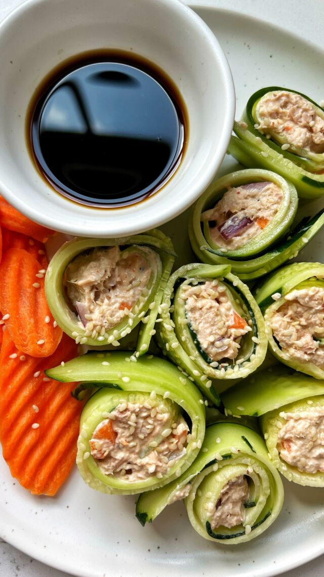 CUCUMBER SUSHI ROLLS! this high-protein lunch idea is one to try this week! i promise if i can make this - so can you! i’m always looking for new ideas that my kids also love and my 5 year old is oddly enough obsessed with these. they take 15 minutes max and they’re such a fun finger food kind of lunch👌🏻

*SAVE* this recipe to try soon and comment “ROLLS” and i’ll message you how to make these. i love using canned tuna but if you wanted to do canned salmon or even chicken you can too

INGREDIENTS:
cucumbers
wild-caught canned tuna
mayo 
sriracha
carrots 
avocado 
red onion
sesame seeds

COMMENT “ROLLS” and i’ll DM you how to make these. i hope you love them too❤️
.
.

#rachleats #glutenfree #glutenfreerecipes #healthylunch #easyrecipes #healthyrecipes #healthyfood #lunchideas #lunchtime