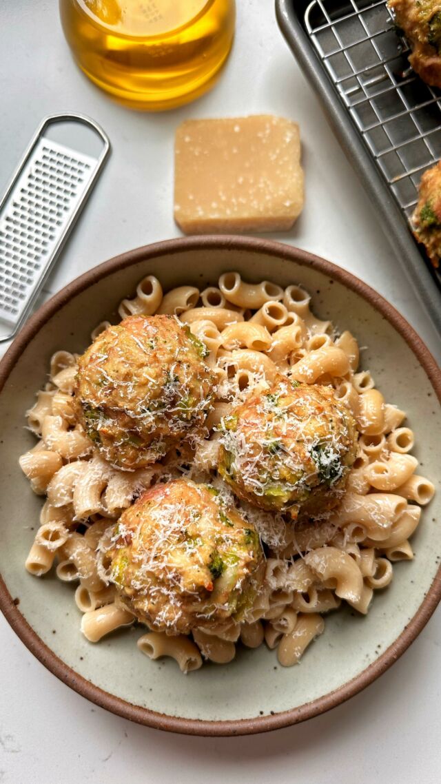 BROCCOLI CHEDDAR MEATBALLS!!🥦🧀if you love all things broccoli cheddar but also want to amp up the protein - try these easy meatballs. you can use ground chicken or turkey and they come together in under 30 minutes. you guys know my obsession with meatballs. they’re an easy finger food for my kids and my husband and i both love them. they’re so good for food prep too and they’re a great recipe to keep stocked up in the freezer👌🏻

*SAVE* this recipe to try soon and comment “MEATBALLS” and ill message you how to make these. you can serve them with some pasta, rice, veggies, anything you are craving🔥

INGREDIENTS:
ground chicken or turkey
broccoli florets
egg
almond flour
cheddar cheese
spices

COMMENT “MEATBALLS” and I’ll DM you how to make these. i hope you love them too!❤️
.
.
.
#rachleats #broccolicheddar #meatballs #glutenfree #glutenfreerecipes #glutenfreefood #healthyfood #healthyliving #healthyeating #healthyrecipes #mealprep #foodprep #easyrecipeideas #toddlermeals