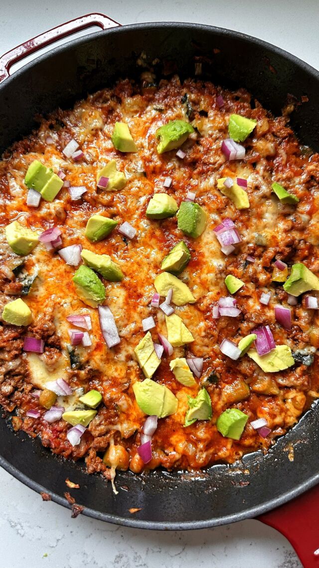 @rachlmansfield 💫ONE-SKILLET TACO BAKE!!!🌮try this 30 minute dish next time you’re looking for something new and easy to make for dinner. my husband and i were hovered over the skillet scooping this out with tortilla chips and guacamole and it is sooooo good! you can use any ground meat you want like turkey, beef or chicken and serve it with chips, tortillas, rice or as is👌🏻

*SAVE* this recipe to try and comment “TACO” and i’ll message you how to make this. it’s suchhh an easy weeknight dinner for you and your fam💯

INGREDIENTS:
ground meat - turkey, chicken or beef
olive oil
onion
zucchini
garlic cloves 
spices 
tomato paste 
broth 
cheddar cheese

COMMENT “TACO” and i’ll DM you how to make this. i hope you love it too❤️
.
.
.
#rachleats #tacotuesday #tacos #tacobake #glutenfree #glutenfreefood #glutenfreerecipes #healthyfood #healthyeating #healthyrecipes #wholefoods #dinnerideas #dinnertime #mealprep #foodprep