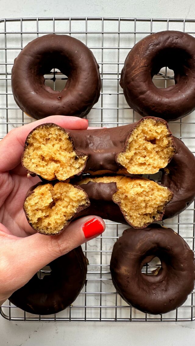 @rachlmansfield 💫EPISODE 2 OF MY “BETTER THAN STORE BOUGHT” SERIES. today we are making COPYCAT ENTENMANN’S DONUTS!🍫🍩we *always* had these donuts in my fridge growing up (yes - the fridge!!) and they are the most nostalgic dessert to me. i love the vanilla cakey donut covered in a chocolate shell. never in a billion years did i think i’d perfect these at home but here we are👌🏻

*SAVE* this recipe to try soon and comment “DONUTS” and ill message you how to make them. these have been a hit on my website for 4 years now and all⭐️⭐️⭐️⭐️⭐️reviews too. i’m obsessed and they’re gluten-free, nut-free and vegan (use flax egg) so tag your friends in the comments who would love these too

INGREDIENTS:
yogurt of choice (dairy or dairy-free)
egg or flax egg
liquid coconut oil
vanilla extract
coconut sugar
gluten-free oat flour
dark chocolate chips

COMMENT “DONUTS” and ill DM you full recipe and the donut pan i use or head to: https://rachlmansfield.com/gluten-free-copycat-entenmanns-frosted-donuts

don’t forget to follow for more recipe ideas💫