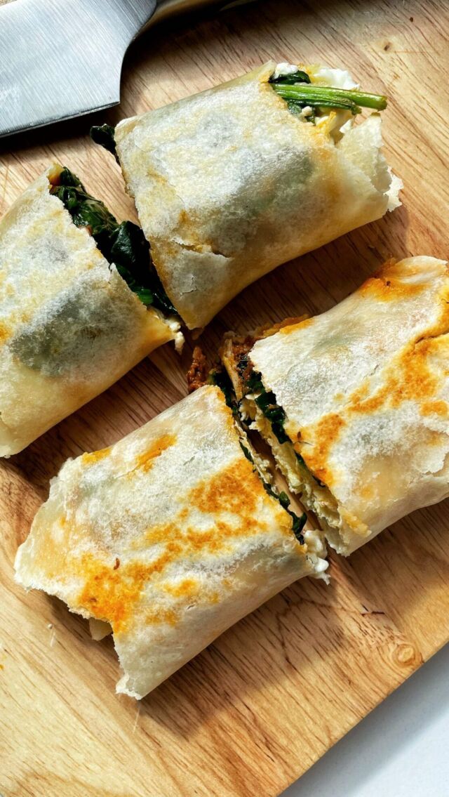 EPISODE 9 OF MY “BETTER THAN STORE BOUGHT” SERIES. today we are making my STARBUCKS SPINACH + FETA WRAPS!! an anytime of the day staple over here. spinach, feta and eggs is one of my favorite combos! these wraps are simple, flavorful, so quick to make and i find myself craving these all the time. my 3 year old loves them too and they are much more cost effective and healthier to make at home than grab at starbucks. wrap these up and you can eat them on the go too!

*SAVE* this recipe to try soon and comment “WRAPS” and i’ll message you how to make these. i use almond flour tortilla too which makes these gluten-free👌🏻

INGREDIENTS:
flour tortilla - gf if needed!! 
egg whites
spinach
feta cheese
sun-dried tomato spread or hummus

COMMENT WRAPS” and ill DM you how to make these or head on over to: https://rachlmansfield.com/copycat-starbucks-spinach-feta-wrap/

don’t forget to follow for more recipe ideas💫
.
.
.
#rachleats #starbucks #glutenfree #glutenfreerecipes #glutenfreefood #wholefoods #feedfeed #healthyfood #healthyfood #healthyrecipes #breakfastideas #mealprep